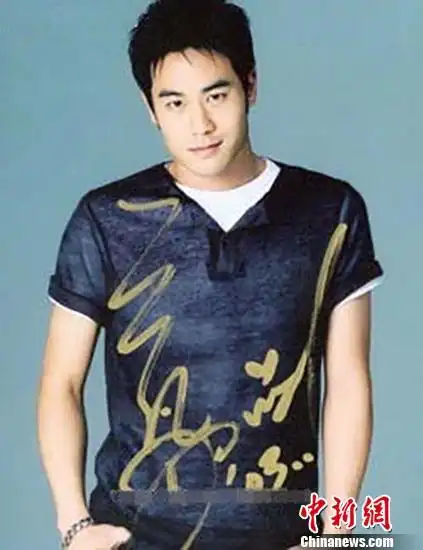 陈亦飞晒早前青涩写真 撞脸钟汉良