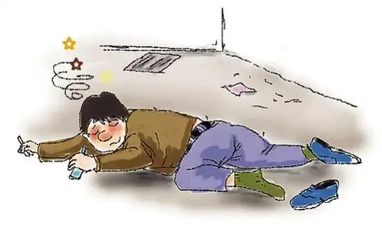 老汉酒后在北京西站挥舞水果刀谁敢过来就捅谁