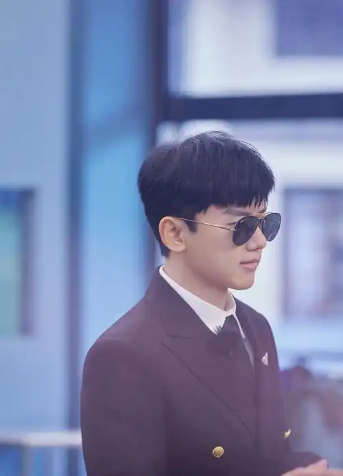 张杰我们的客栈机长制服剧照