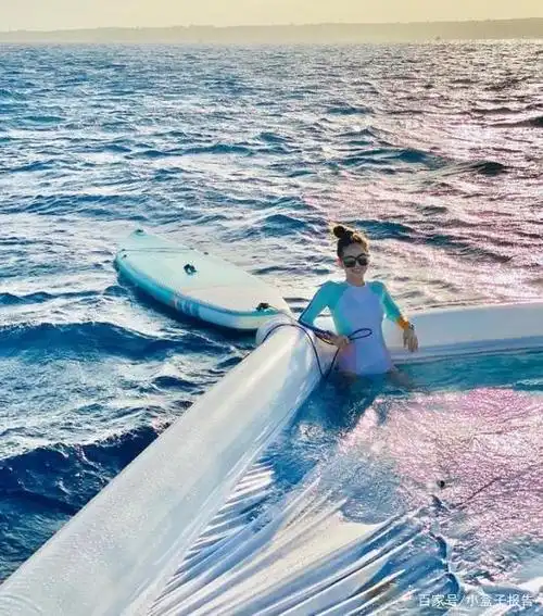 周杰伦昆凌海滩度假游玩,穿泳衣"身材"亮了,不愧是模特啊!