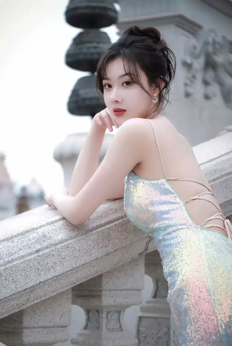 美女曹曦月,v领亮色连衣长裙,大秀完美好身材,性感迷人,吸引了众人的