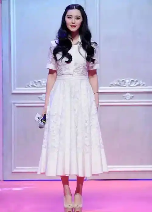 直接举例我们超会穿衣服的范爷了,众所周知冰冰是标准的瓜子脸,身高也