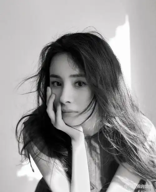 杨幂不愧是当红女星,拍卧室写真尽显氛围感,黑色丝袜真抢镜