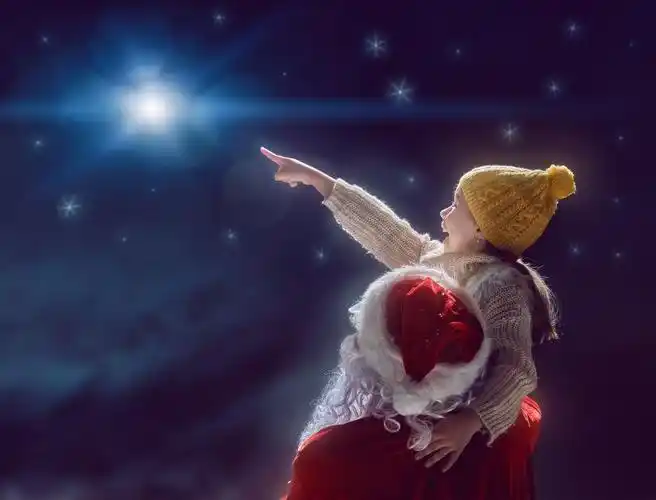 圣诞老人抱着小女孩看星星