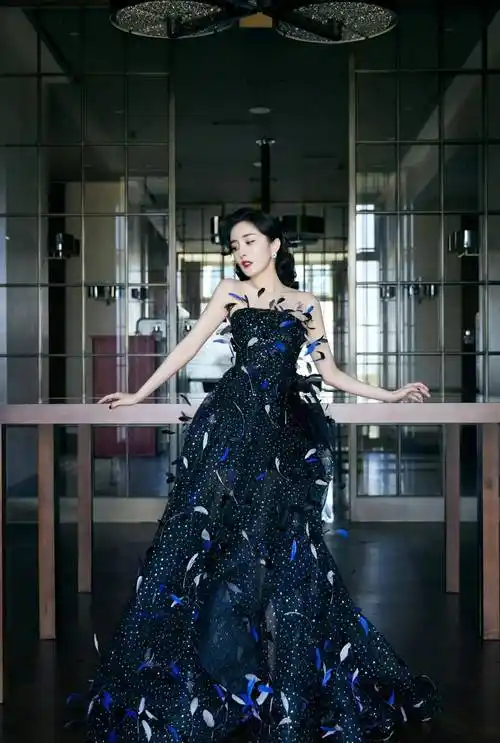 原创杨幂活动礼服秀腰秀腿大秀身材美得有点过分了