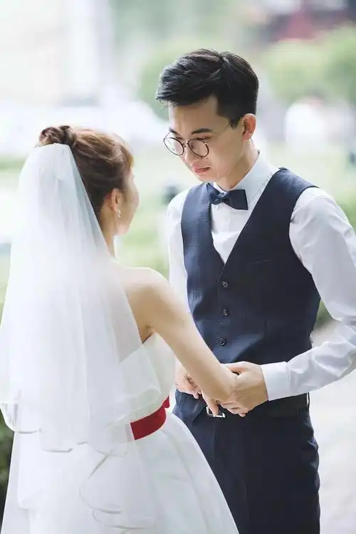 但老公扭头看到我,瞬间脸部扭曲