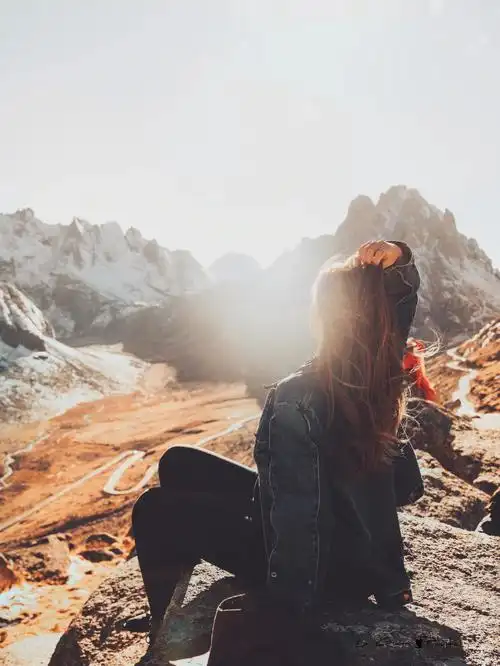 旅行plog借助秋季落日拍摄逆光唯美旅拍照