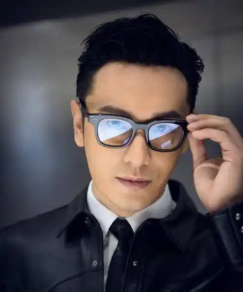 皮衣给人感觉非常的帅气挺拔,黄晓明的这款黑色皮衣造型,版型时尚经典