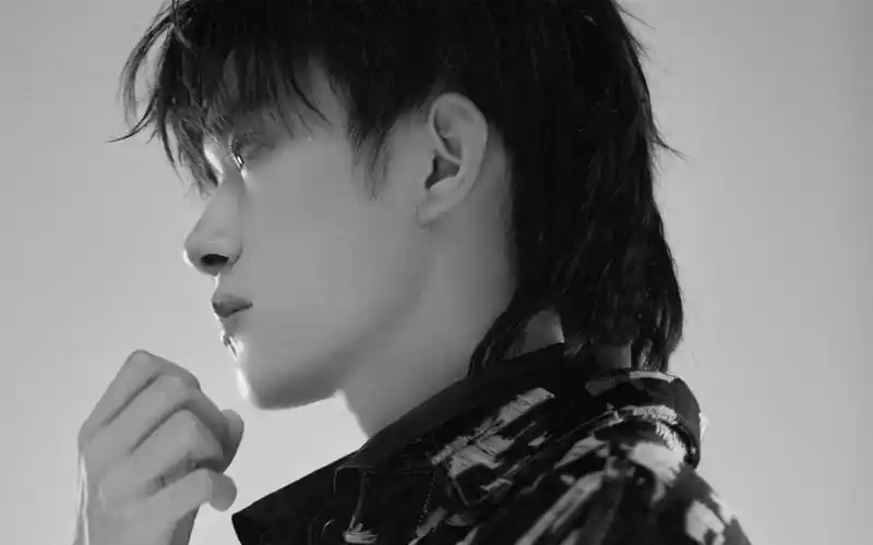 易烊千玺黑白帅气写真图片壁纸