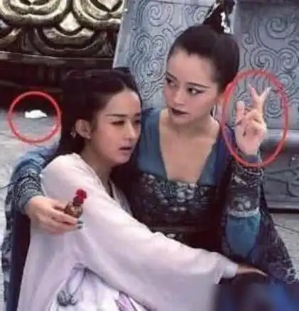 是什么意思啊,而且最重要的是身后的垃圾谁扔的啊,而且还是现代的版的