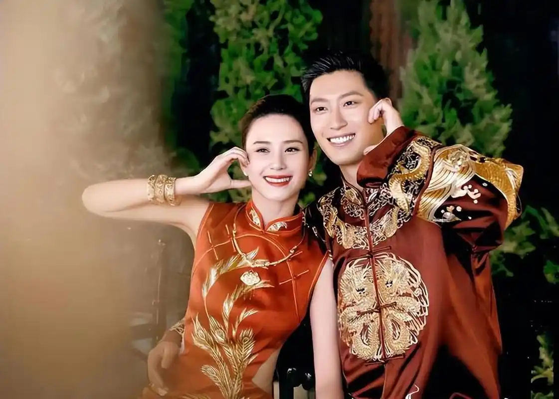力破婚变谣言!何超莲久违晒与老公合照,窦骁搂着爱妻眼神宠溺