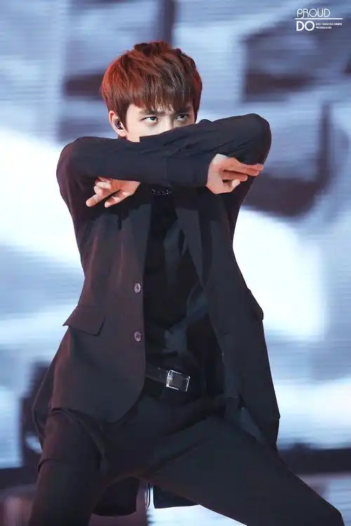 (包括两个大写字母和两个标点符号),曾用名都暻秀,1993年1月12日出生