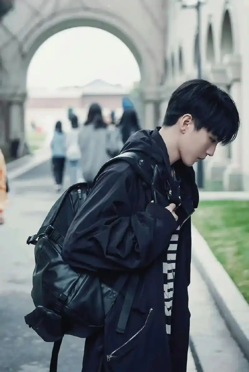 王俊凯 #王俊凯封神高清图片 这期是高冷的男大 - 抖音