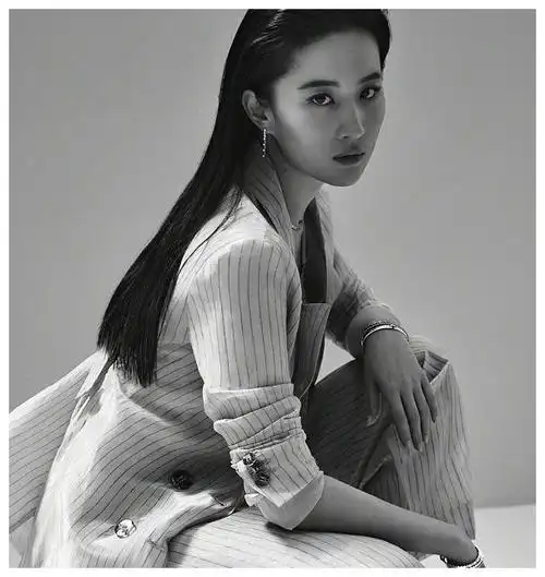 刘亦菲最新时尚大片曝光,梳着背头又美又飒,不愧是"花木兰"