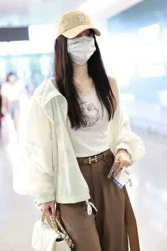 组图李小璐亮相机场清凉性感外罩白衬衫半露肩膀