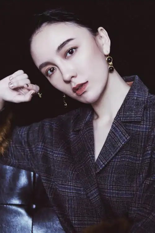 青年影视演员吕佳容全新质感大片曝光 "英伦风"尽显超模气场