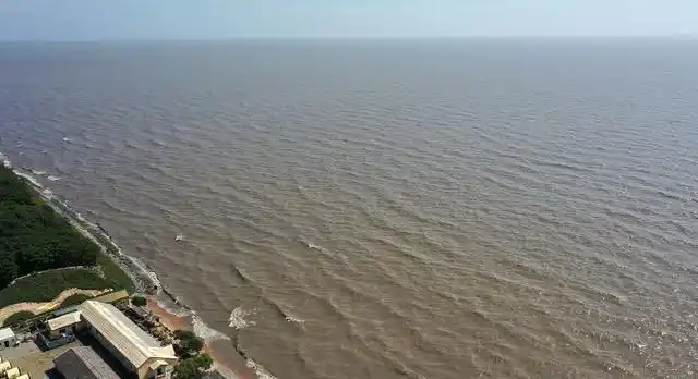 位于中国黑龙江省密山市东南部,该湖为中国东北地区第一大淡水湖,水域