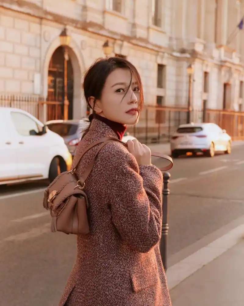 高圆圆以chloe 2023 秋季系列单品相逢浪漫光景,经典的 penelope 手袋