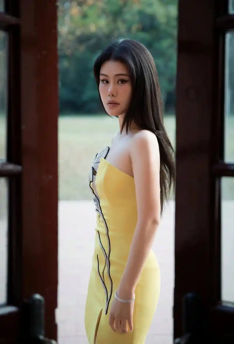 袁娅维的穿搭活力优雅也清新.