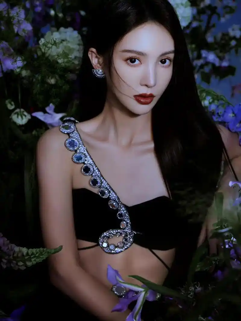 金晨|#微博之夜# .身穿 david koma 礼服即将亮 - 抖音