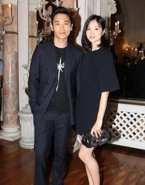 朱亚文机场被偶遇,妻子沈佳妮罕露面,素颜皮肤细腻大长腿好抢镜