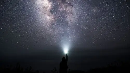 黑夜星空下一个人孤单图片