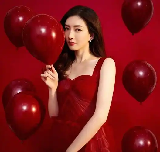 江疏影:春晚红色长裙性感无比,肤白红唇状态真是绝了_女明星_网友