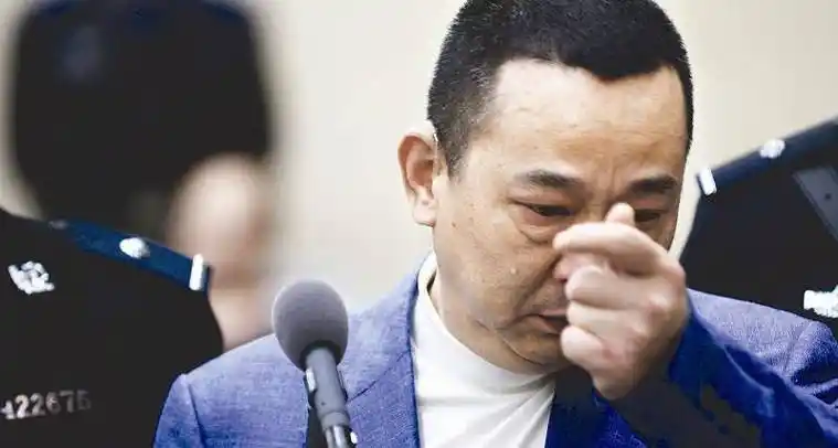 他是身家百亿的富豪,汶川地震捐了5000万,背后却是一伪君子_刘汉_刘维