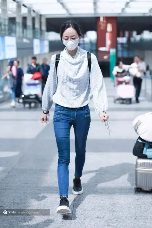 街拍韩雪loewe条纹衬衫牛仔裤黑色板鞋双肩包清新文艺