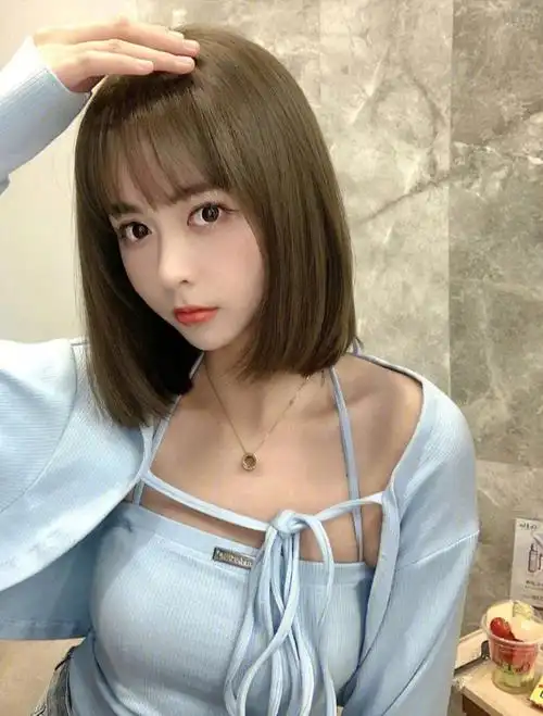 茶棕色可爱短发一款修容效果非常好的发型头发经过简单的蓬松烫处理