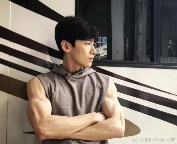 男明星的肌肉照第一位是大神看到杨洋是行走的金刚芭比吗