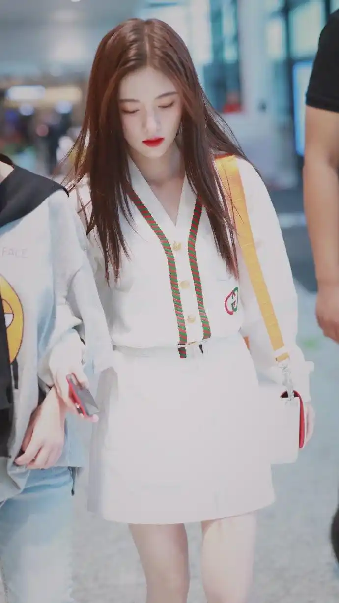 鞠婧祎机场现身,雪色皮肤配红唇,一袭白裙清冷仙女气息油然而生