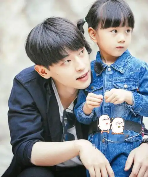 "最美公主"不再是小泡芙,邓伦"女儿"长大了,有当模特潜质?