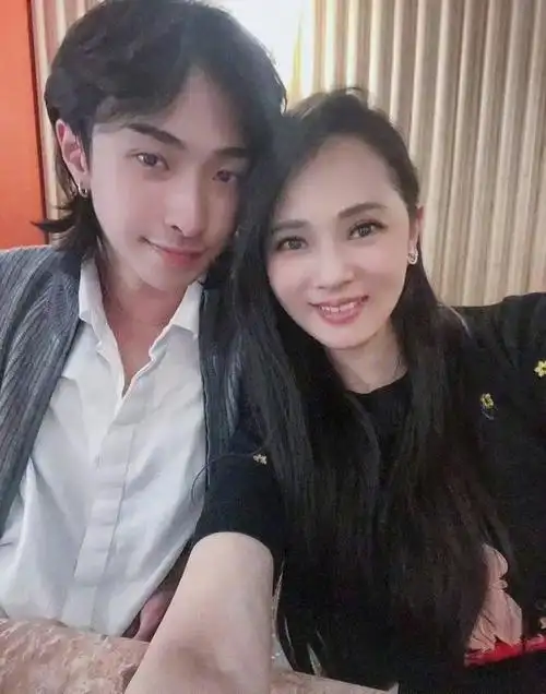 伊能静为儿子整理衣服画面温馨牵手同行感情超好2