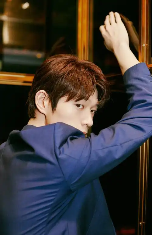 魏大勋蓝色西装帅气写真图片57