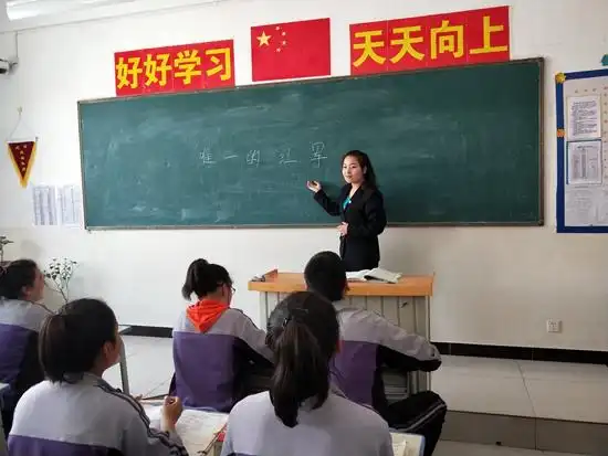 小城叶城,支教老师古丽加汗正在给叶城县第八中学高二(1)班的学生上课