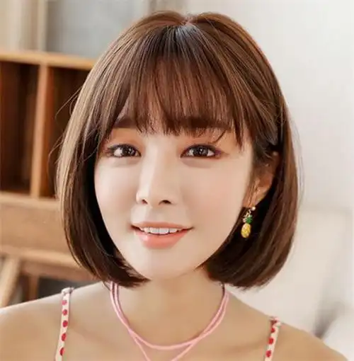 波波头短发发型很流行,但是搭配适合自己的头发颜色也很重要,一般来说