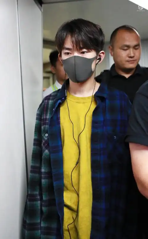 易烊千玺南京起飞镜头捕捉一个奶黄的小千