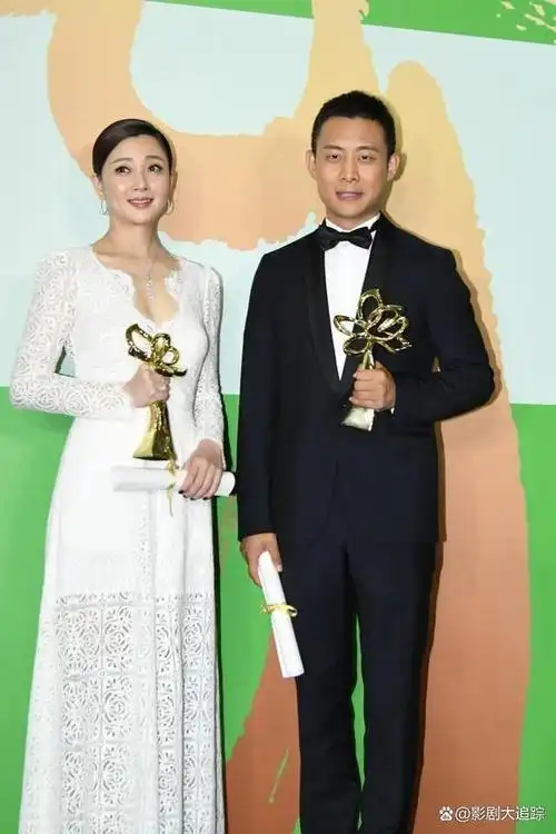 44岁殷桃与张译酒店前热情相拥疑张译妻子罕见露面就在旁边看