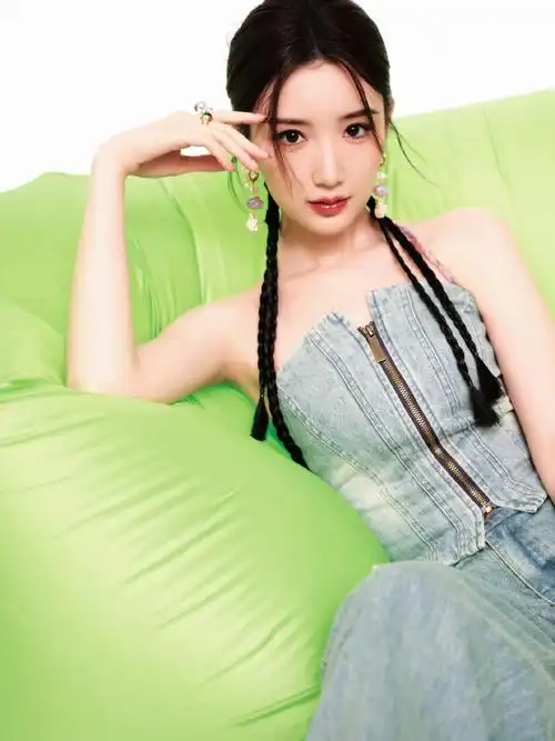 拉链抹胸#毛晓彤今日份造型有,是牛仔拉链抹胸 编发,美丽可爱的甜心彤