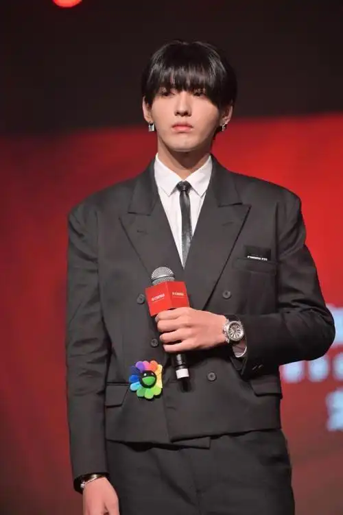 吴亦凡齐刘海造型酷似"西瓜太郎",年近三十脸肿了依旧帅气