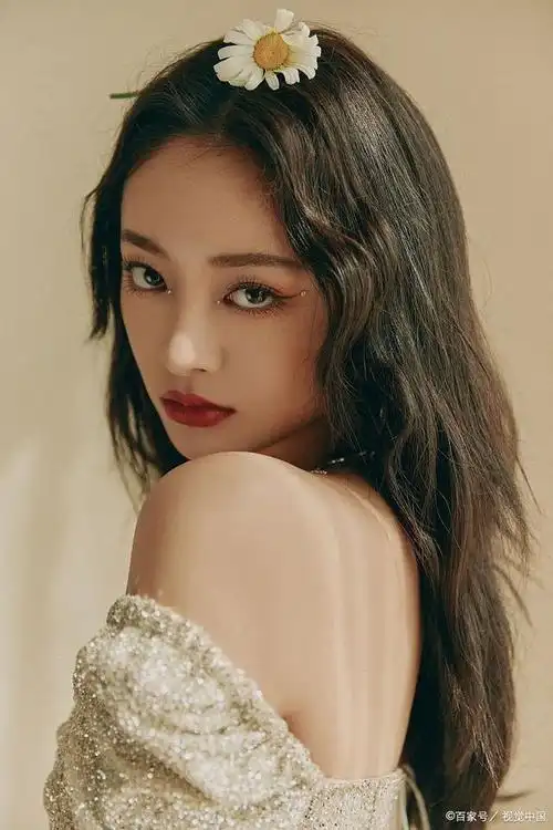 作为一位知名的韩国流行女歌手和演员,jennie于2018年成为香奈儿的