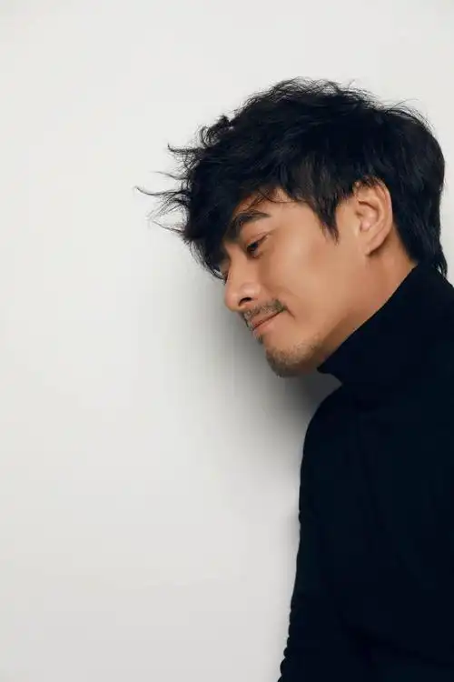 陈龙黑色针织秋装写真曝光