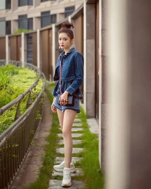 古力娜扎穿牛仔外套秀"筷子腿"这腿值八千万!