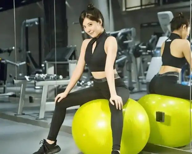 倪妮晒玩滑板背影照!