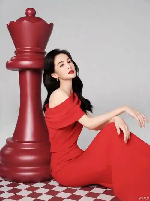 金晨身着时尚露肩鱼尾裙,勾勒出曼妙曼妙的身材,优雅高贵,冷艳迷人