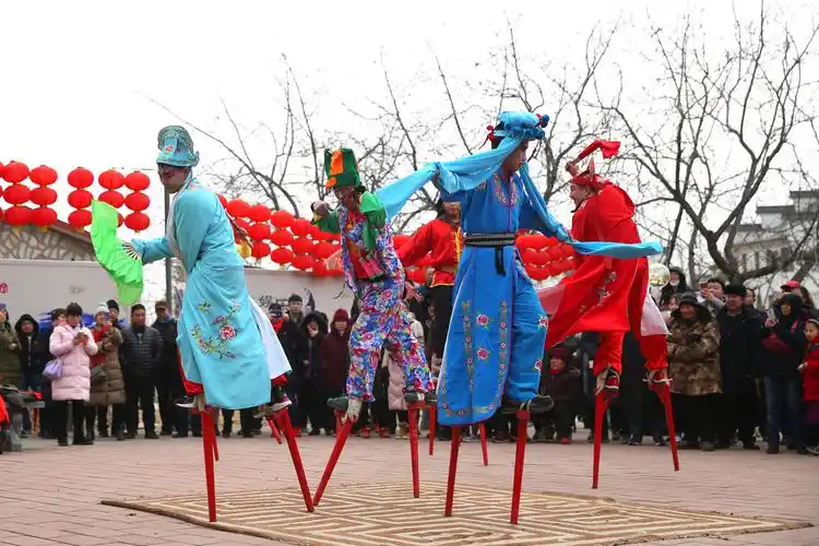 高跷"踩街"闹新春_房山