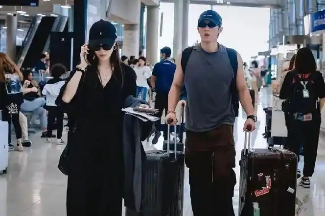 钟楚曦与新男友一起回国形影不离感情深厚没穿情侣装风格迥异