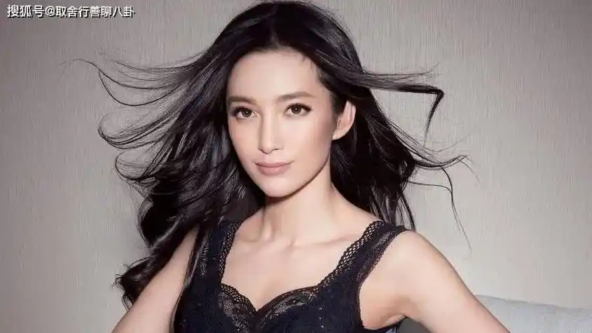 51岁李冰冰晒与爸妈合照,素颜出镜元气满满,一家三口氛围温馨