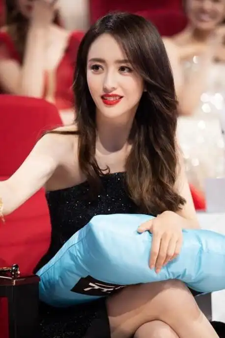 事实证明40岁离婚不分家的佟丽娅早已过上了另一种新人生